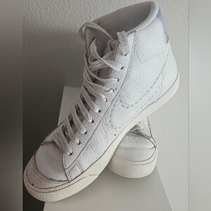 Nike White High-Top Sneakers Minimalist Design